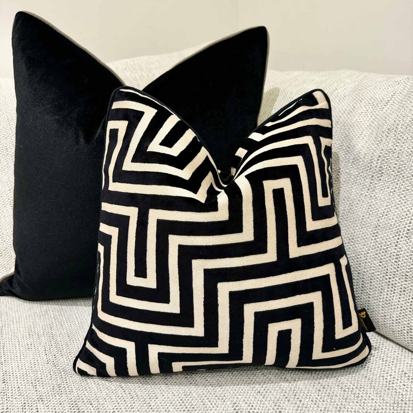 Double Sided Velvet Blk/Crm Cushion