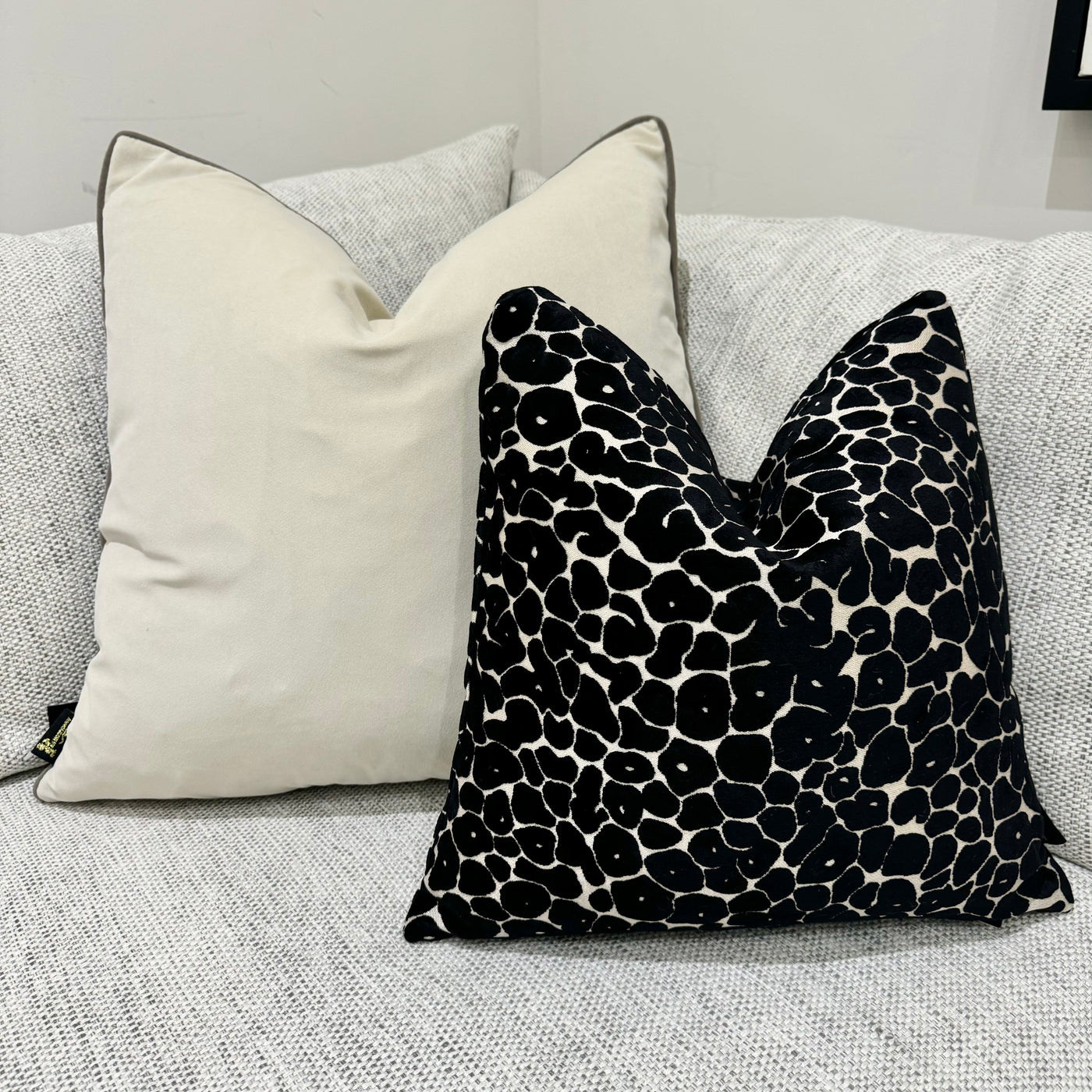 Double Sided Velvet Blk/Crm Cushion