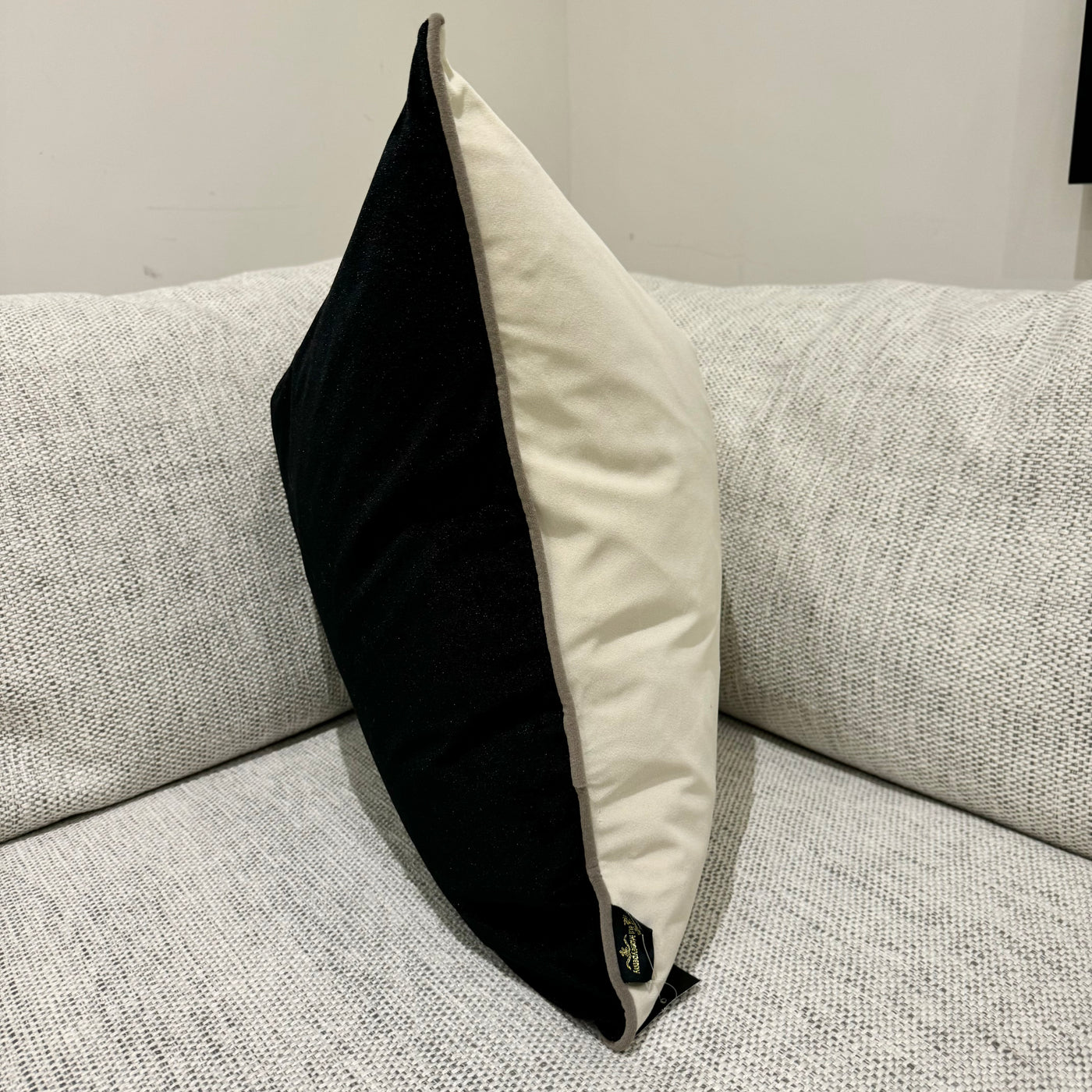 Double Sided Velvet Blk/Crm Cushion